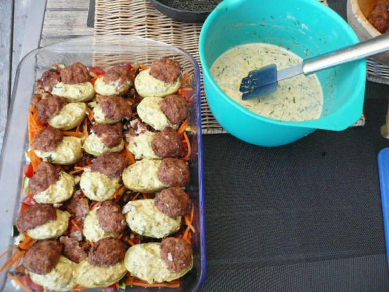 Kartoffelauflauf mit lauch, hackbällchen und gorgonzola