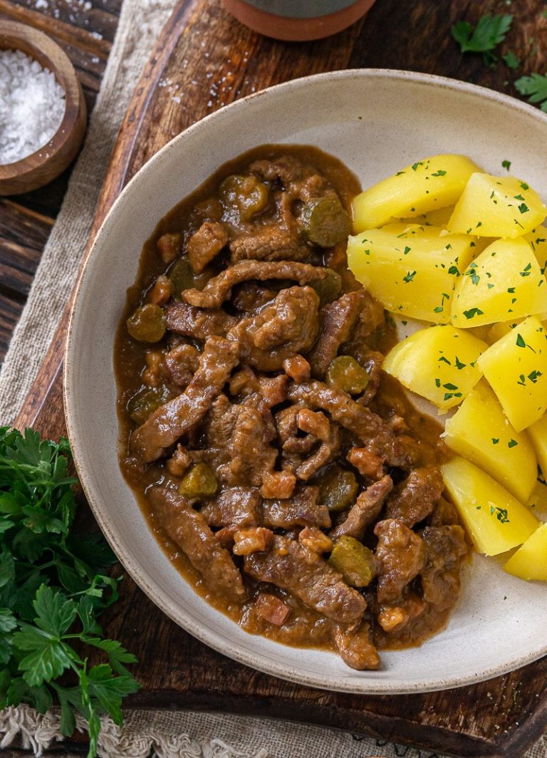 Deftiger Rouladentopf mit Zwiebeln, Speck und Gurke