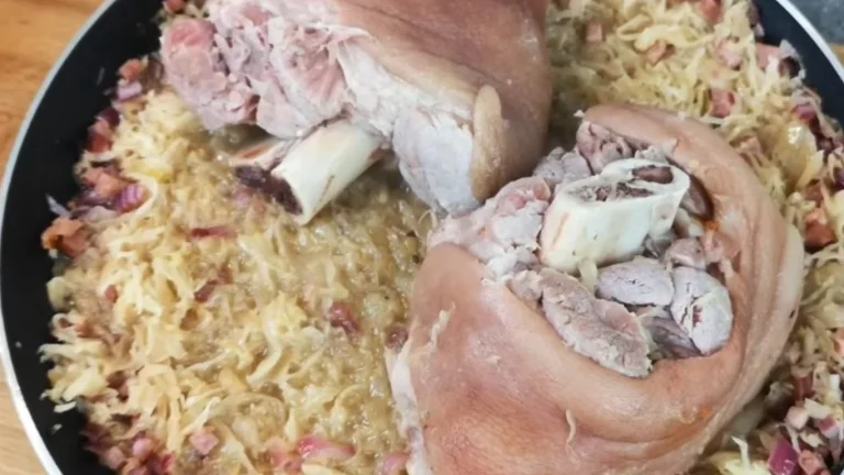 Saftiges Eisbein mit Sauerkraut: Ein Klassiker der deutschen Küche