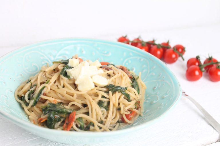 One-Pot-Pasta mit Tomaten und Spinat