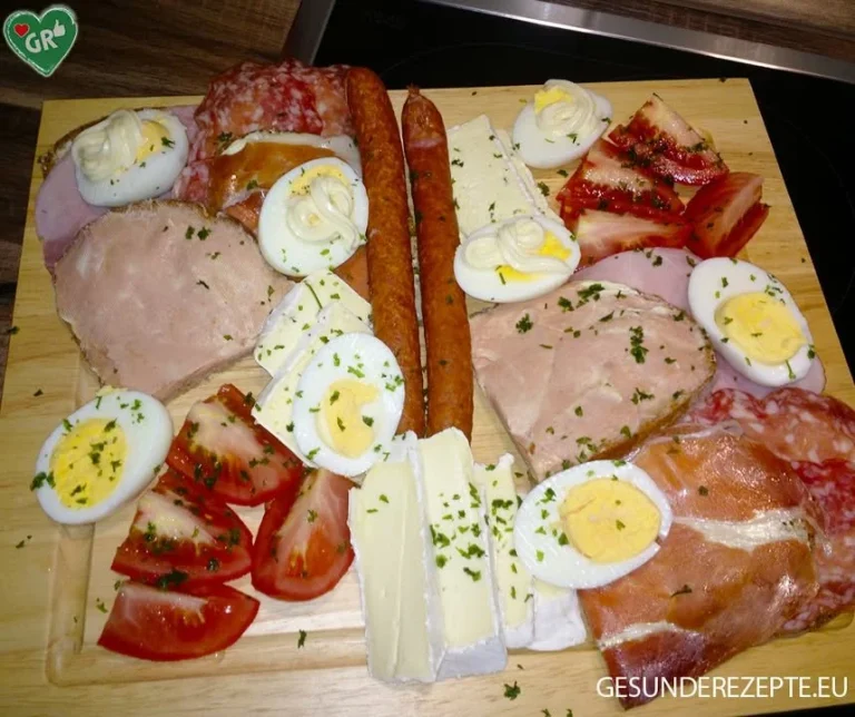 Bayerische Brotzeit mit Wurst, Käse und Brezeln auf einem Holzbrett