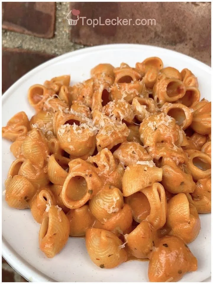 Schüssel mit cremiger Tomatenpasta, frisch zubereitet.
