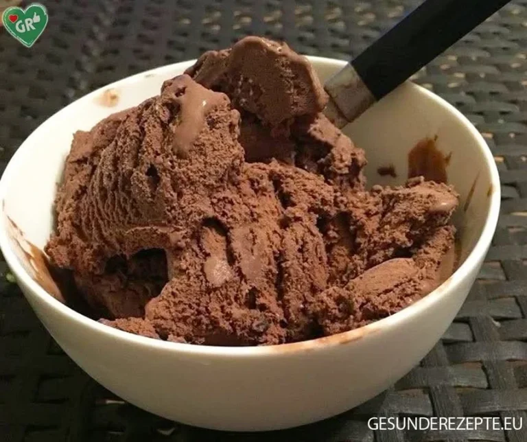 Cremiges Schokoladeneis ohne Eismaschine in einer Schale serviert.