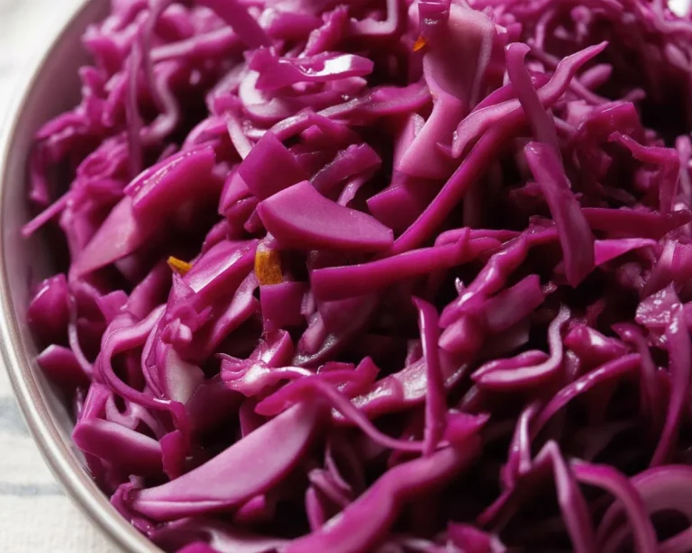 Klassischer Rotkohl - eine traditionelle deutsche Beilage aus Rotkohl, Äpfeln und Gewürzen.