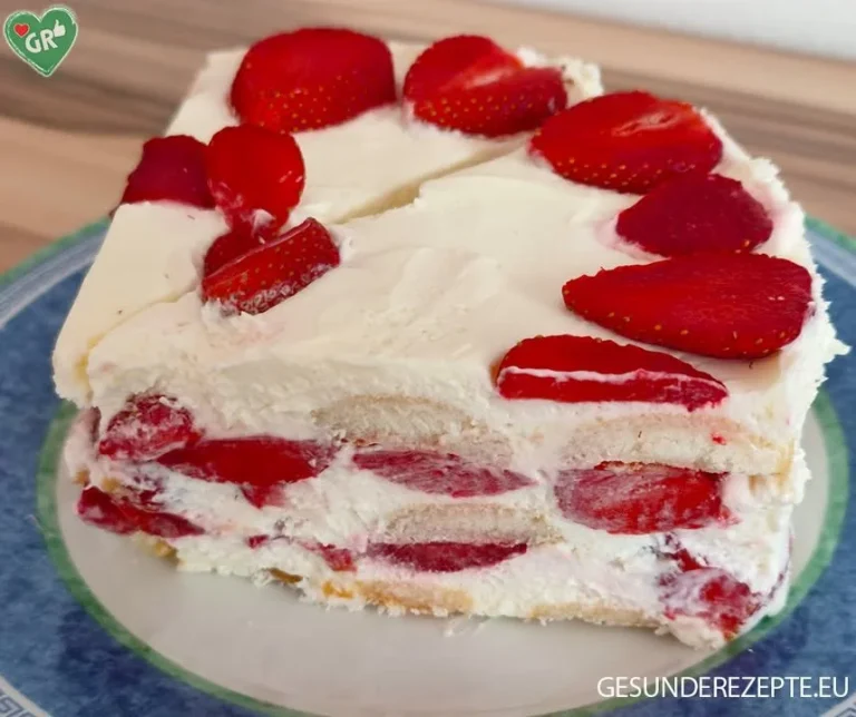 Erdbeertorte mit Schlagsahne und Sauerrahm auf einem Kuchenständer