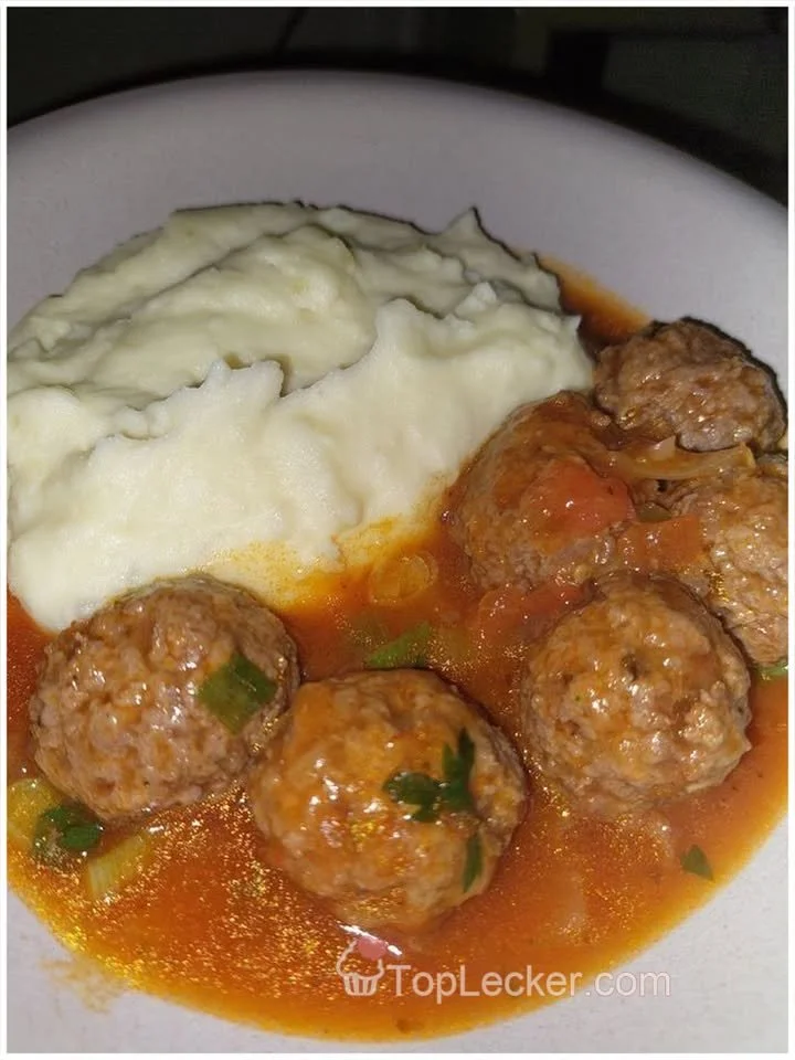 Leckere Fleischbällchen serviert mit fluffigem Kartoffelpüree.