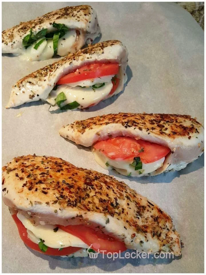 Gefülltes Caprese-Hähnchen mit Tomaten, Mozzarella und Basilikum auf einem Teller