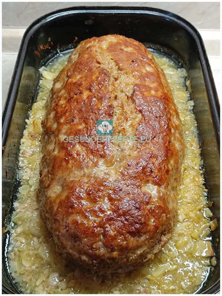 Saftiger Hackbraten frisch aus dem Ofen serviert