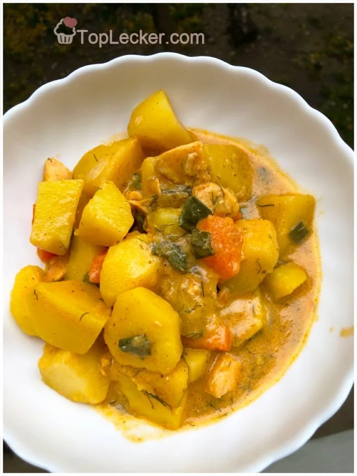 Leckere Portion Hähnchen-Kartoffel-Eintopf in einer Schale serviert.