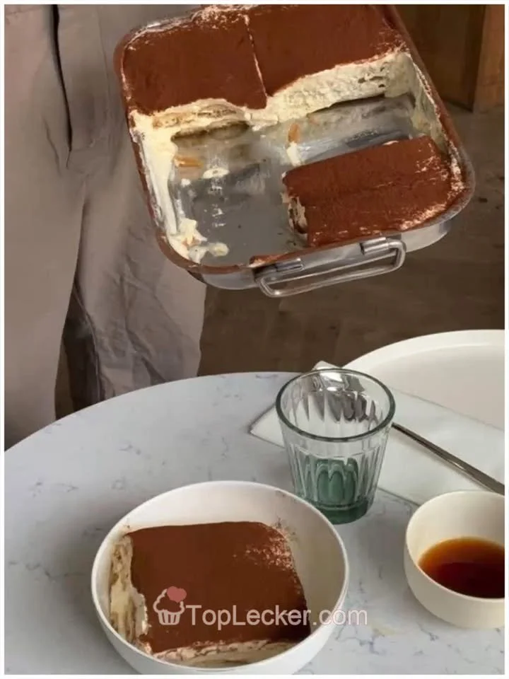 Klassisches Tiramisu ohne Alkohol auf einem Teller
