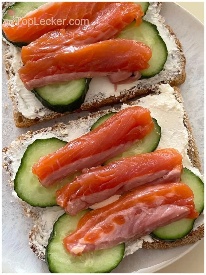 Ein glücklicher Junge bereitet Frühstück in der Küche vor.