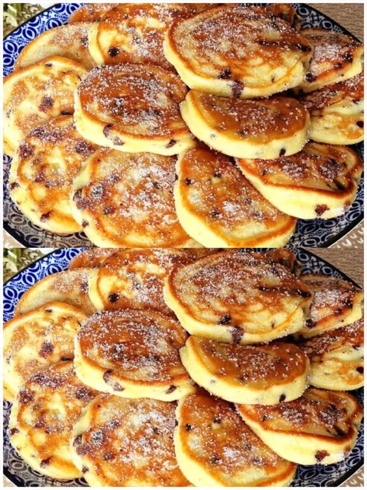 Pfannkuchen mit Schokoladenstückchen auf einem Teller serviert