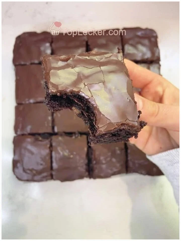 Leckere Schoko-Brownies in einer auf einem Teller angerichteten Präsentation