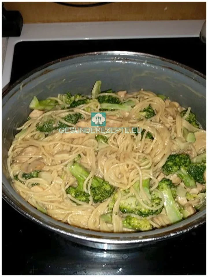 Spaghetti mit Knoblauch-Sahne-Soße, Broccoli und Champignons auf einem Teller.