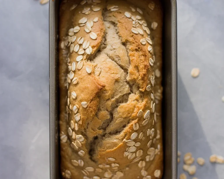 Leckeres selbstgebackenes Brot auf einem rustikalen Holzbrett.
