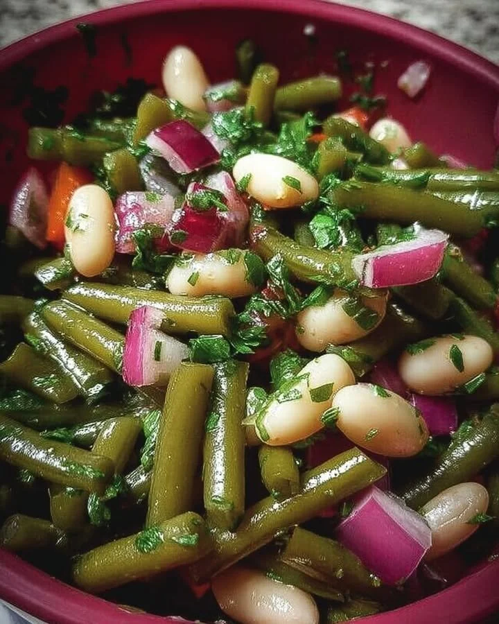 Ein köstlicher Bohnensalat mit frischen Zutaten und Dressing