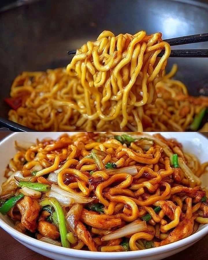 Leckere Wok-Nudeln mit buntem Gemüse in einer Wok-Pfanne zubereitet.