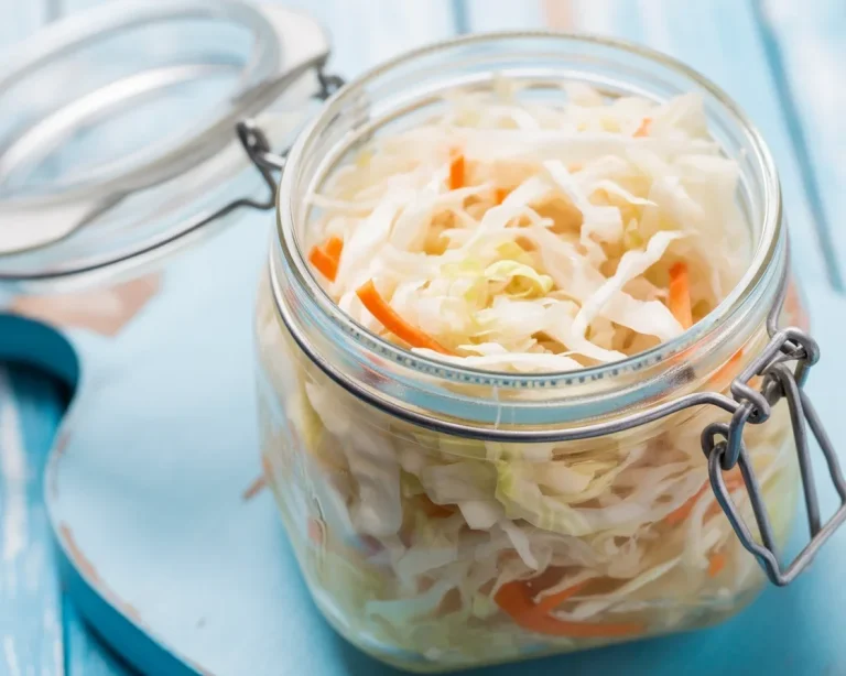 Fermentierte Lebensmittel wie Kimchi, Sauerkraut und Joghurt für ein gesundes Wohlgefühl.