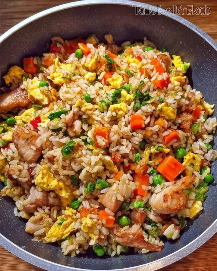 Fried Rice mit Gemüse und Hähnchen auf einem Teller serviert