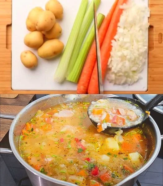 Schüssel mit dampfender Gemüsesuppe, reich an frischem Gemüse und Kräutern.