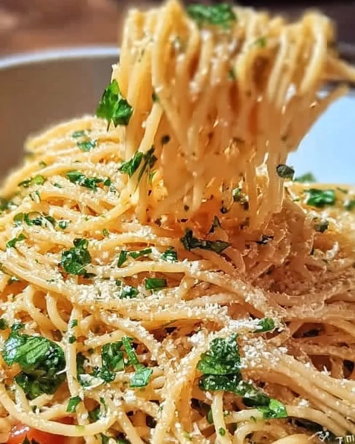 Knoblauchbutter-Kräuter-Pasta in 5 Minuten zubereitet mit frischen Kräutern.
