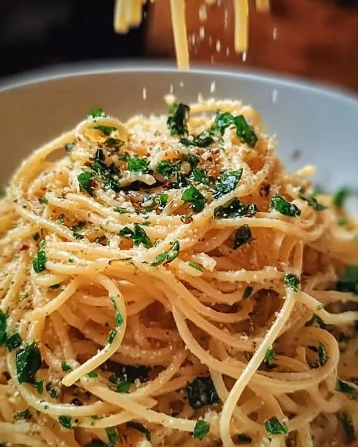Knoblauchbutter-Kräuter-Pasta in einer Schüssel, schnell und einfach zubereitet.
