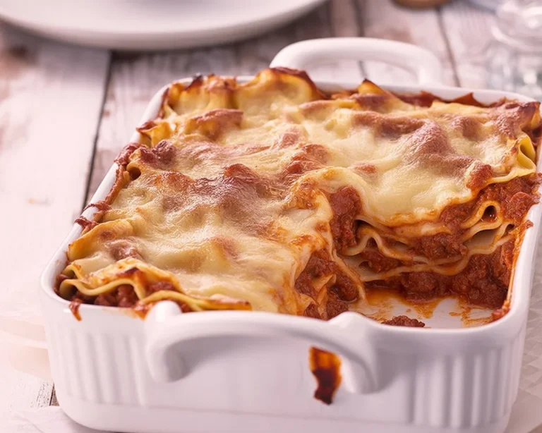 Klassisches Lasagne Rezept mit Bolognese, Bechamel und Parmesan in einer Auflaufform.
