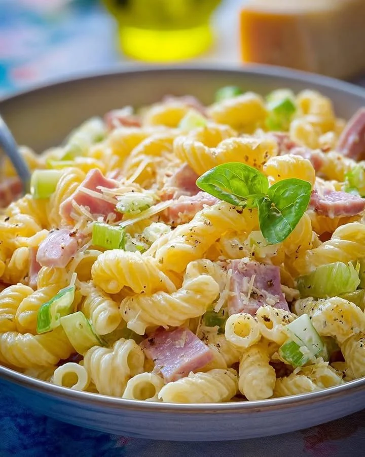 Cremige Schinken-Sahne-Nudeln, zubereitet nach einem einfachen Rezept in 6 Schritten