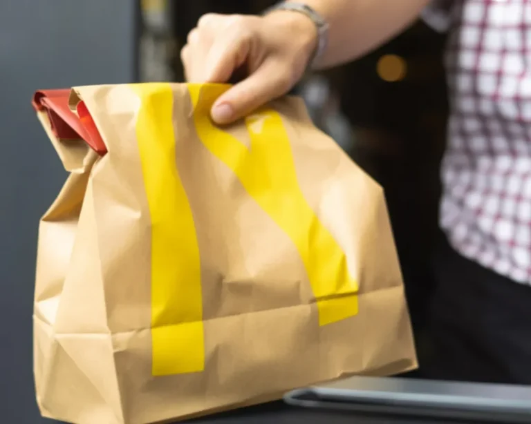 Premium-Fast-Food-Gericht auf einem stilvollen Tray.