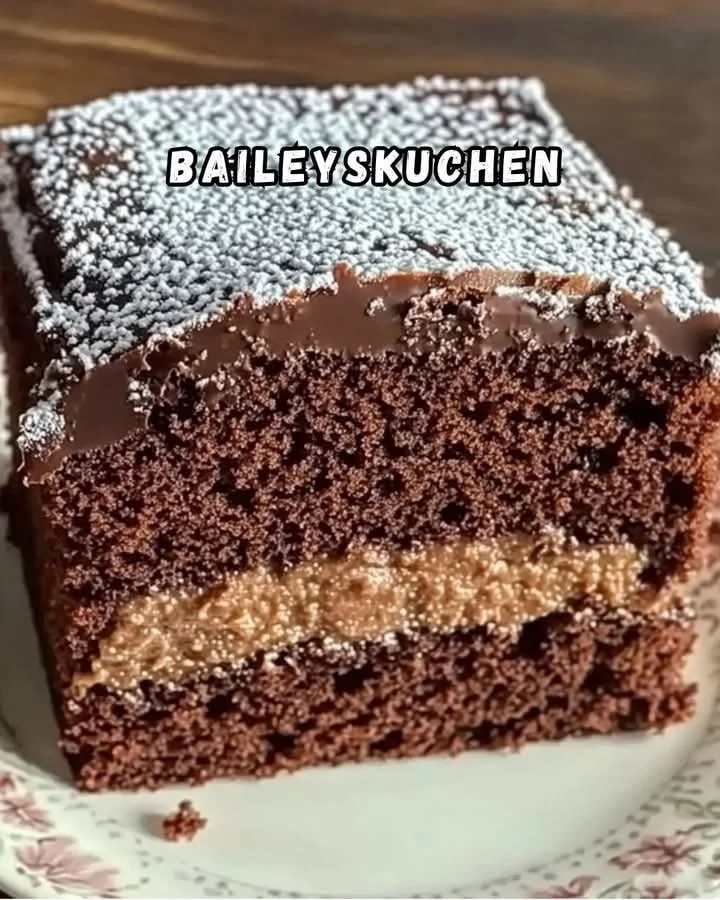Leckere Baileyskuchen mit Baileys und Schokoladengeschmack auf einem Tisch
