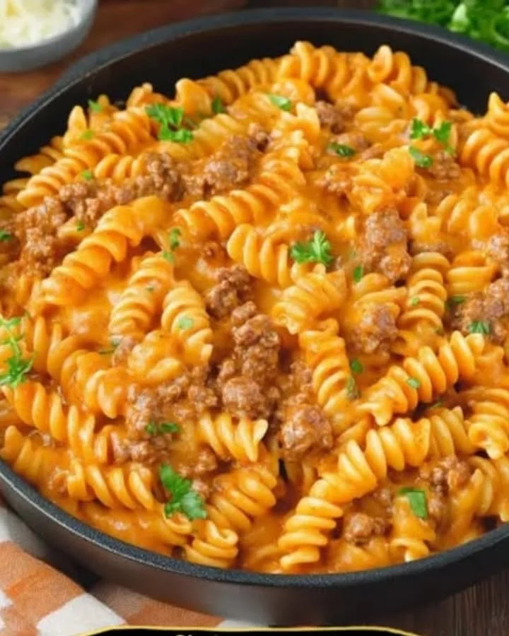 Cremige Hackfleisch-Pasta in einer Schüssel mit frischen Kräutern garniert.