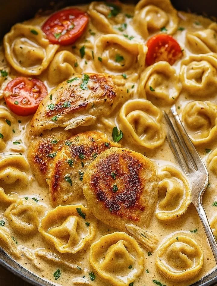 Cremige Hähnchen-Tortellini in einer weißen Sauce mit frischen Kräutern