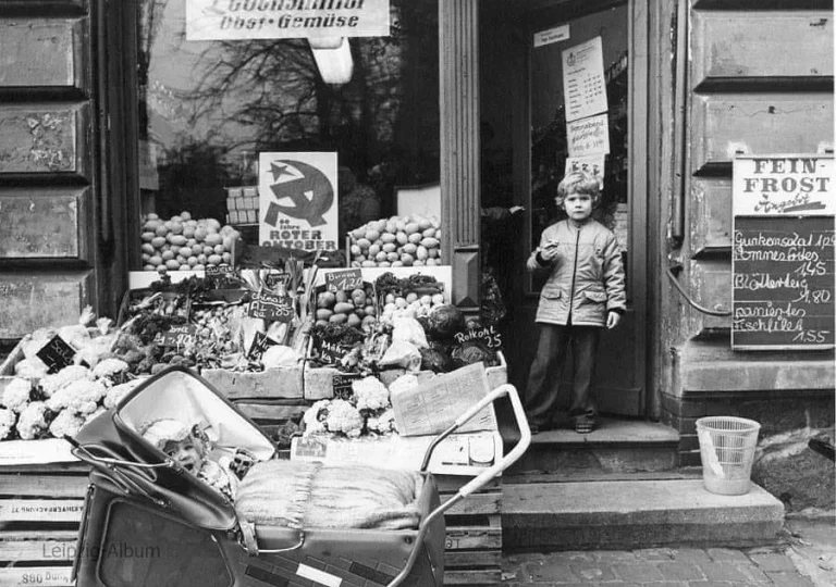 Einblick in die Lebensbedingungen der DDR und deren Herausforderungen.