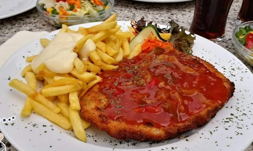 Schnitzel mit Paprikasauce, Salat & Pommes – der Klassiker, der immer überzeugt!