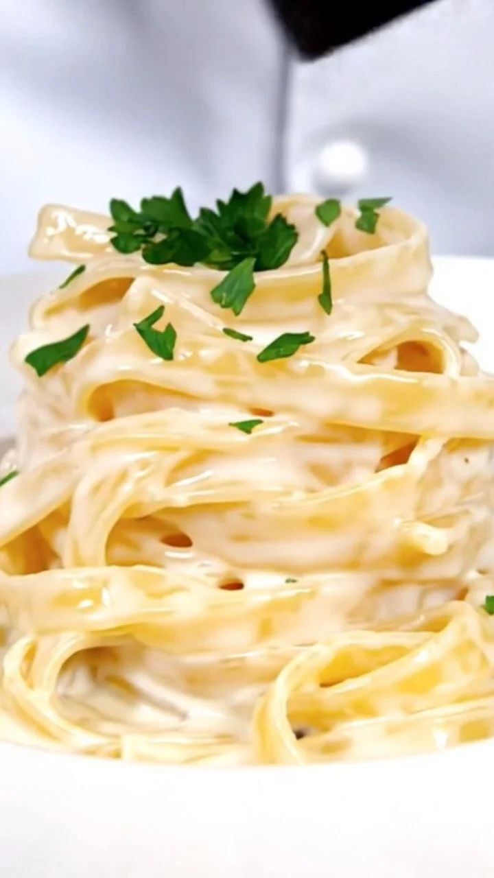 Fetty Alfredo: Cremiges und köstliches Gericht mit Pasta und fettem Alfredo-Sauce.