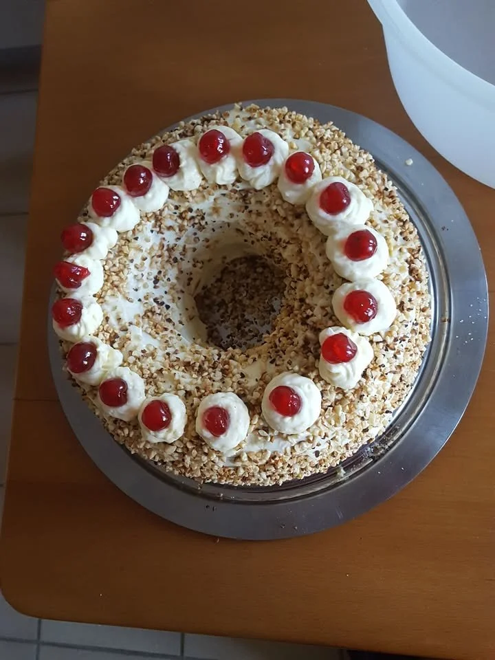 Frankfurter Kranz: traditioneller deutscher Kuchen mit Buttercreme und Nüssen