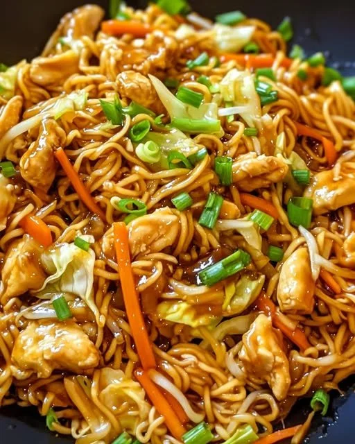 Schüssel mit gebratenen Nudeln, frischem Gemüse und Sojasauce