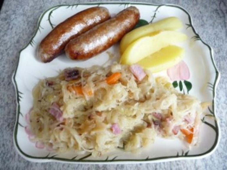 Bratwurst mit Sauerkraut – Einfaches deutsches Rezept für Zuhause