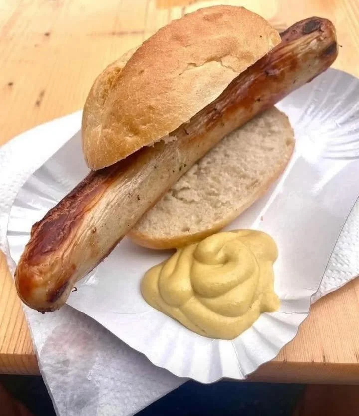 Leckere Bratwurst von einem deutschen Imbissstand serviert mit Beilagen.