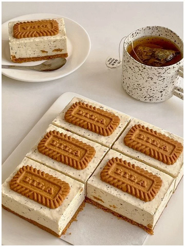 Leckere Keks-Käsekuchen-Schnitten ohne Backen auf einem Teller serviert