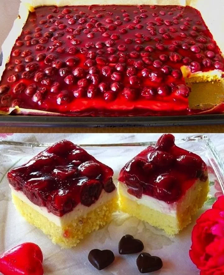 Köstlicher Kirsch-Schmand-Blechkuchen auf einem Blech serviert