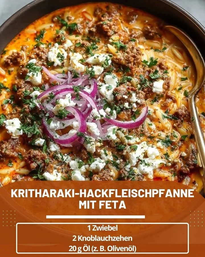 Köstliche Kritharaki-Hackfleischpfanne mit Feta in einer Pfanne serviert.
