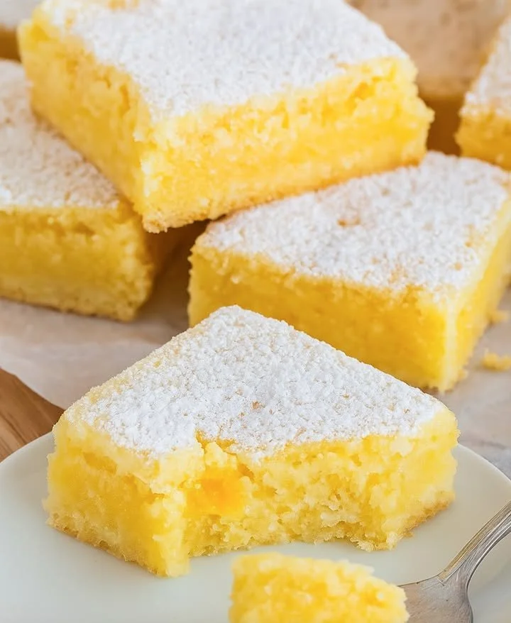 Leckerer Mandarinen-Blechkuchen auf einem Blech, ideal für Feste und Kaffeepausen.
