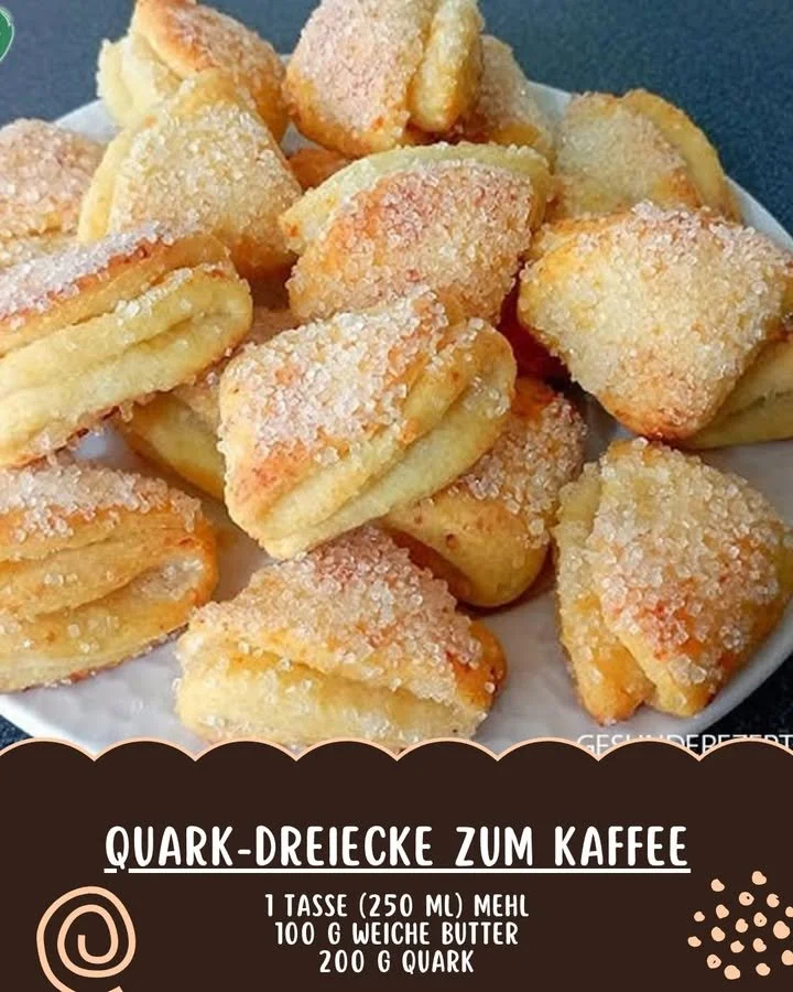 Leckere Quark-Dreiecke zum Kaffee auf einem hübschen Kaffeetisch angerichtet