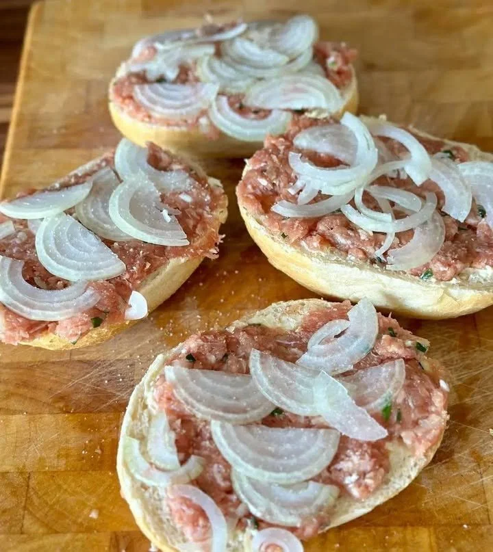 Leckere Mettbrötchen auf einem Holzbrett