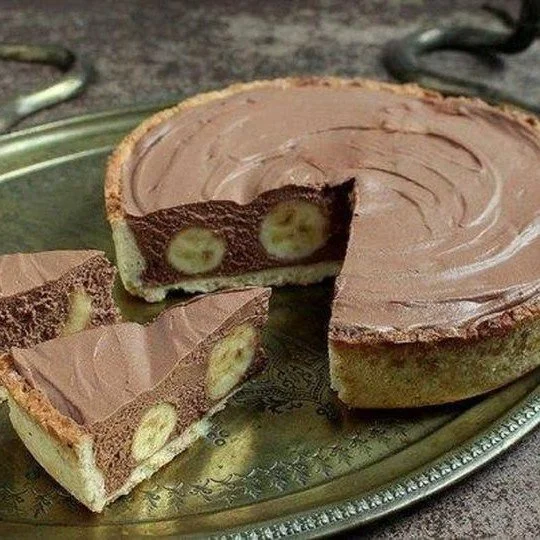 Schokoladenbananen Kuchen mit Schokoladenglasur und frischen Bananen