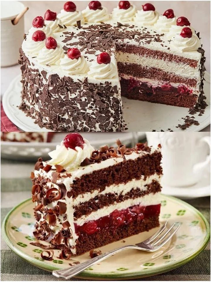 Schwarzwälder Kirschtorte mit Kirschen und Schlagsahne auf einem Teller