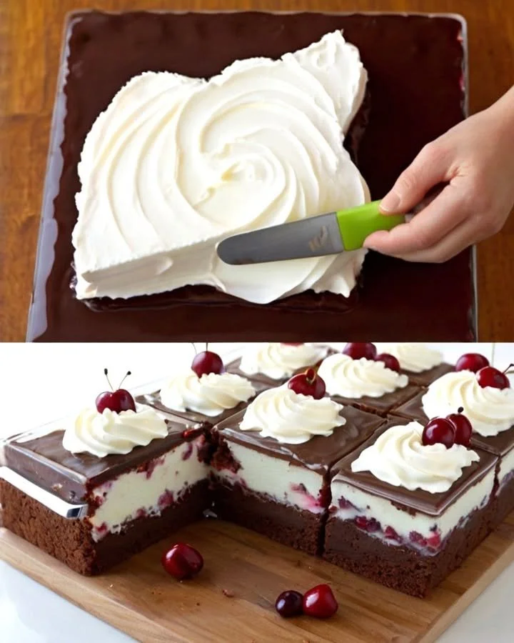 Schwarzwälder Kirschtorte auf dem Blech mit Kirschen und Schokoladenschichten