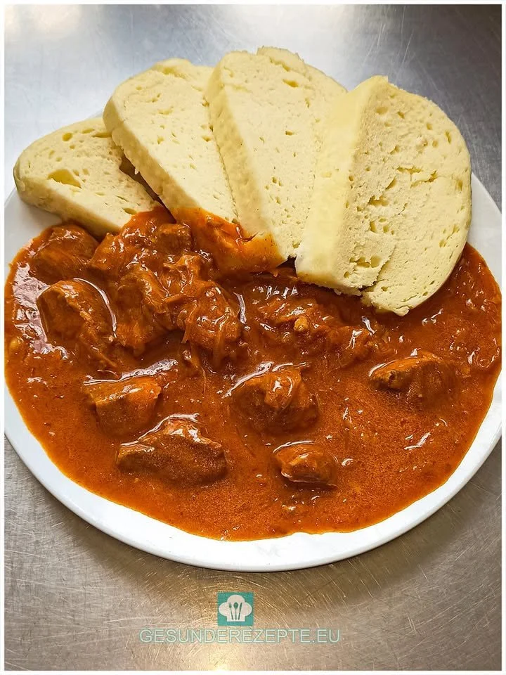 Szegediner Gulasch mit Hefeknödel auf einem Teller serviert