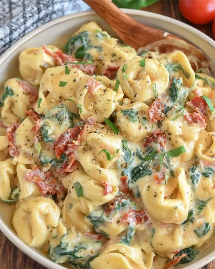 Toskanische Tortellini mit frischer Tomatensauce und Kräutern